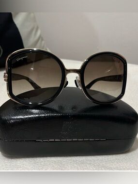 Salvatore Ferragamo Black and Brown Gradient Round Sunglasses